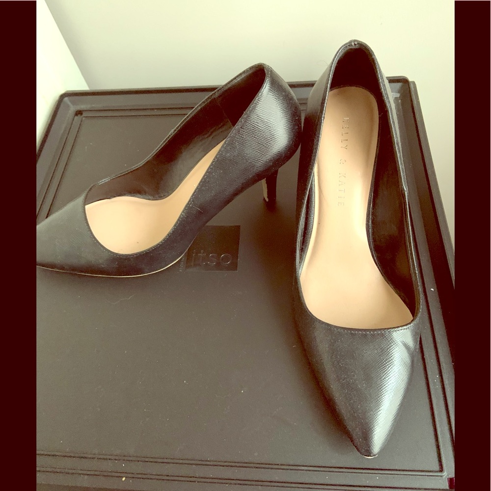 Black pumps